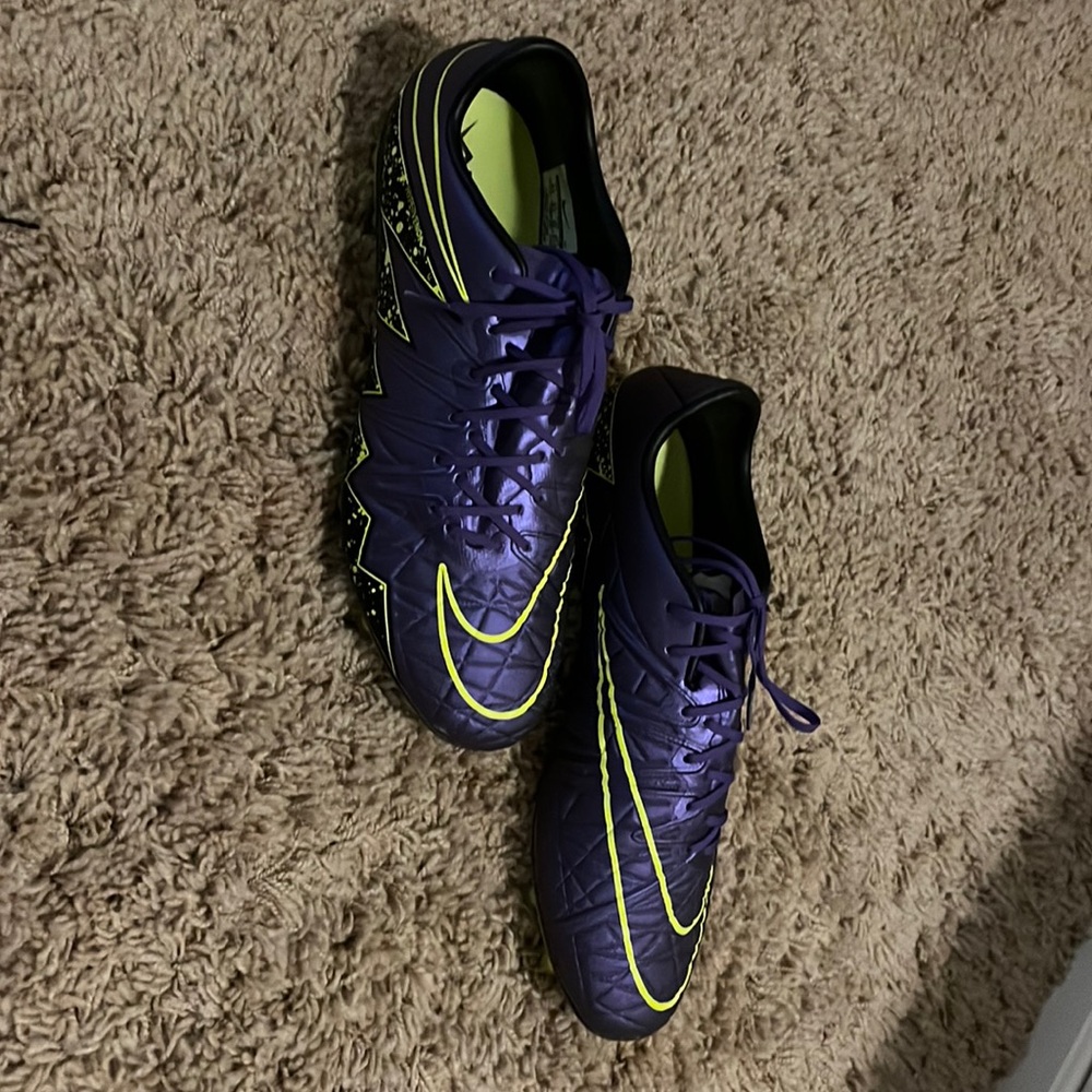 These are nike hyper venom phantom women’s soccer cleats!